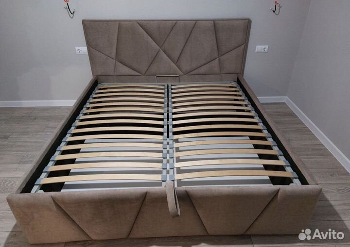 Кровать с мягким изголовьем подьемным механизмом