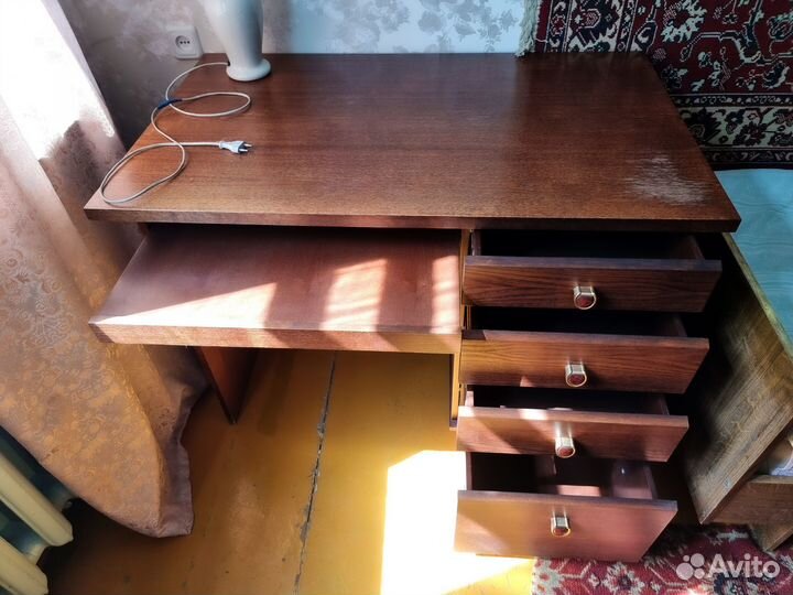 Письменный компьютерный стол