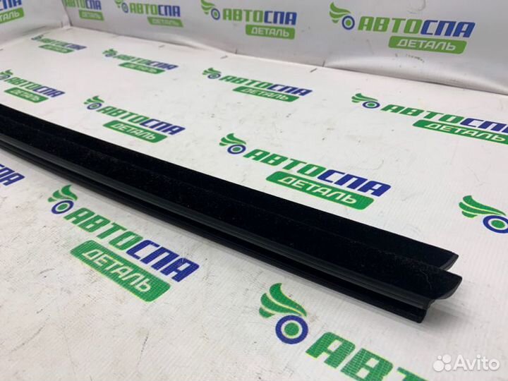 Уплотнитель стекла двери задний правый Mazda 3Bp