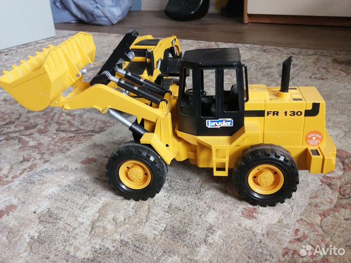 Bruder трактор большой