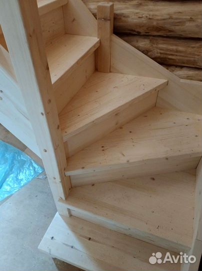 Лестница в дом на заказ (сосна)
