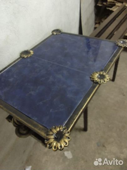 Скамейка и столик на кладбище