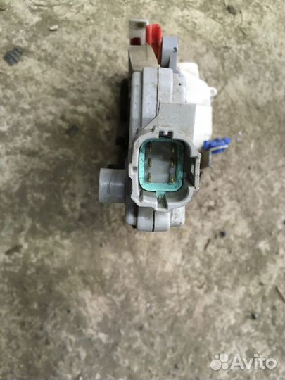 Замок двери задний левый (Nissan Primera)