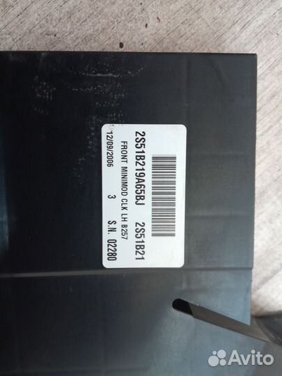 Кронштейн замка двери левый Ford Fiesta Mk5 (2002—