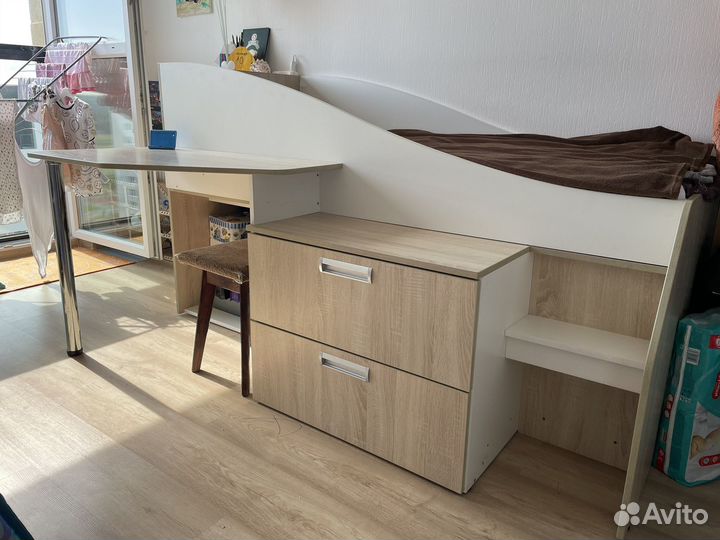 Кровать комод стол матрас