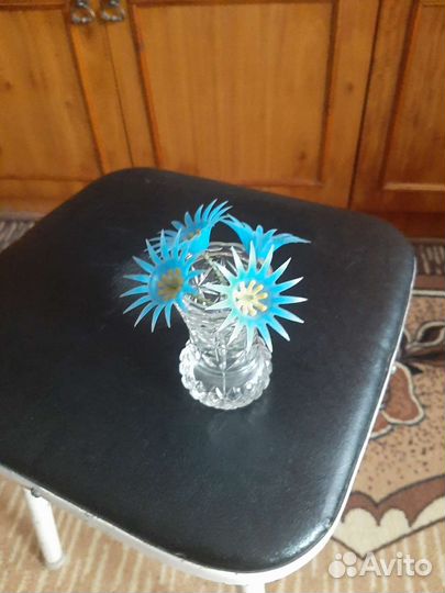 Очень маленькая хрустальная вазочка