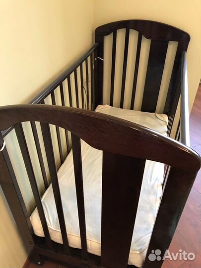 Детская кроватка с маятником и матрасом