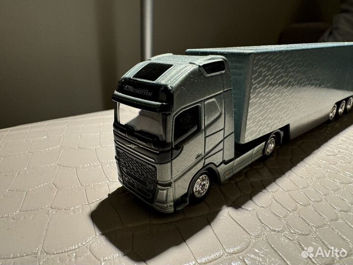 Модель volvo fh globetrotter с полуприцепом 1/87