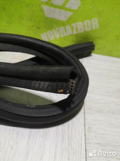 Уплотнитель капота Пежо 206