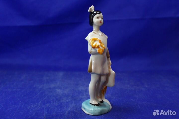 Раритет Фарфоровая статуэтка Школьница Девочка с п