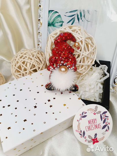 Брошь ручной работы из бисера новогодняя гном