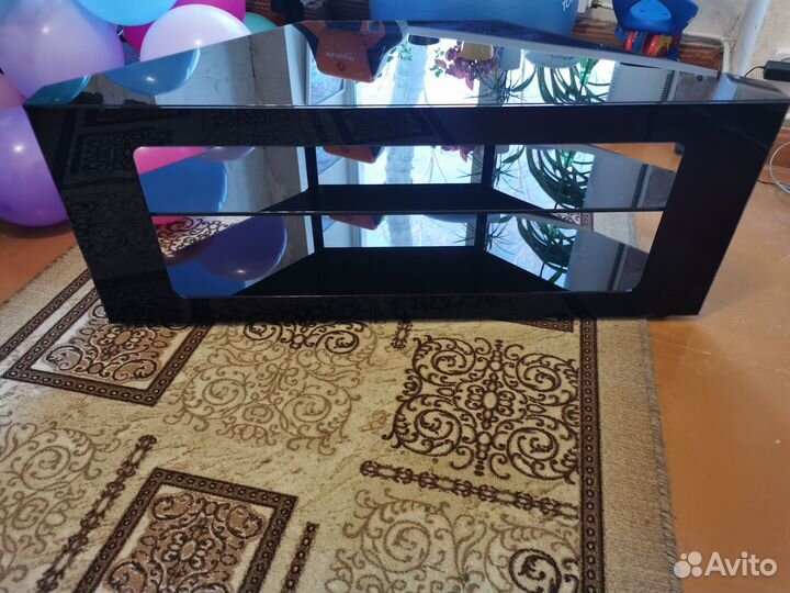 Стеклянная тумба под тв