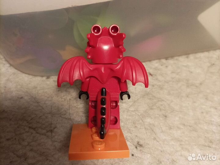 Lego минифигурка парень в костюме дракона