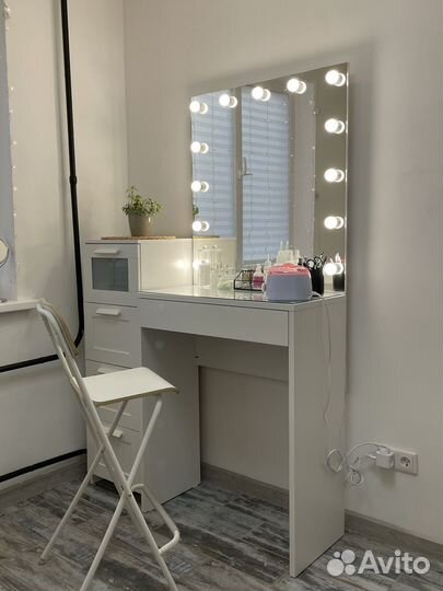 Туалетный столик с зеркалом и подсветкой
