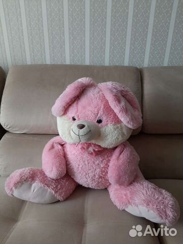 Розовый плюшевый заяц