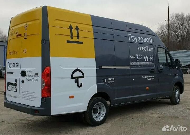 Водитель со своим грузовым авто