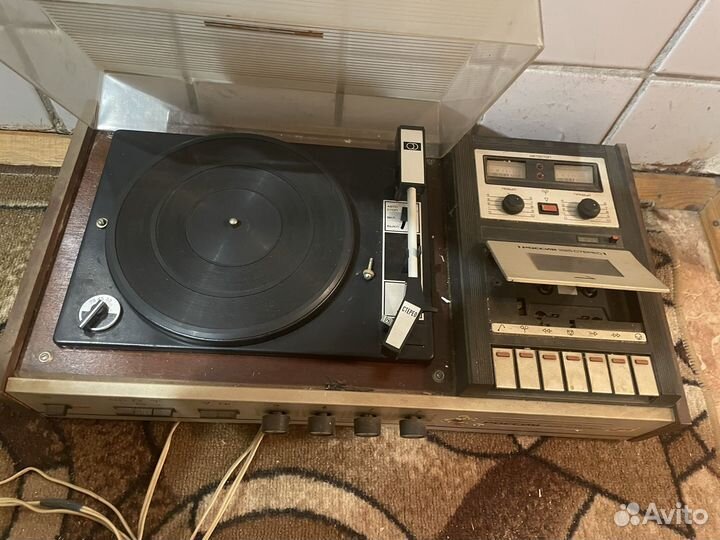 Радиоприемник и виниловый проигрыватель