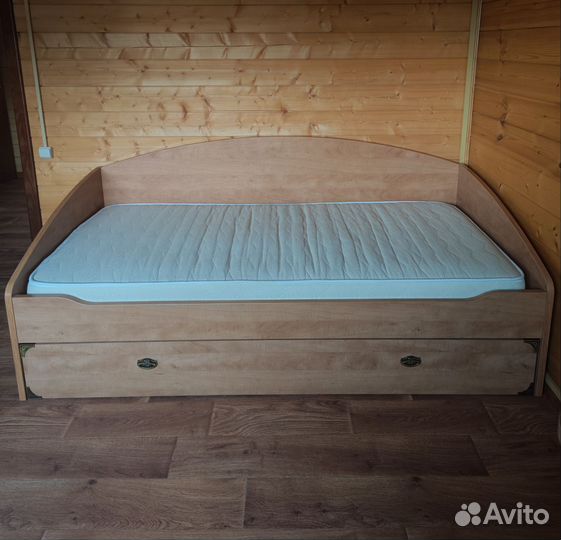Кровать с матрасом 190х90