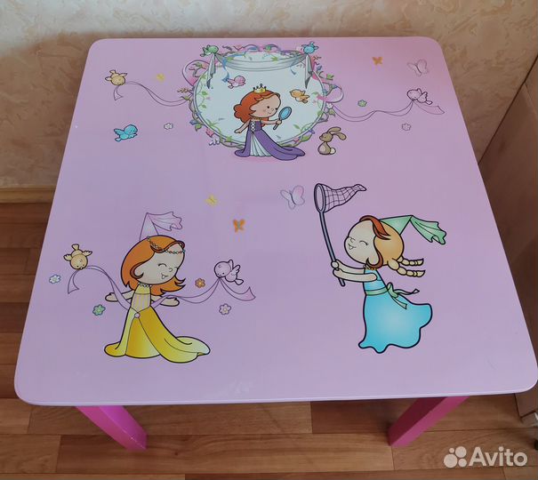 Детский стол и 2 стула в отличном состоянии