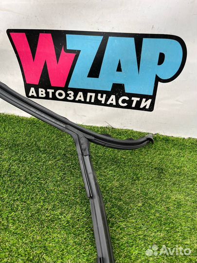 Уплотнитель стекла двери передний левый Ford