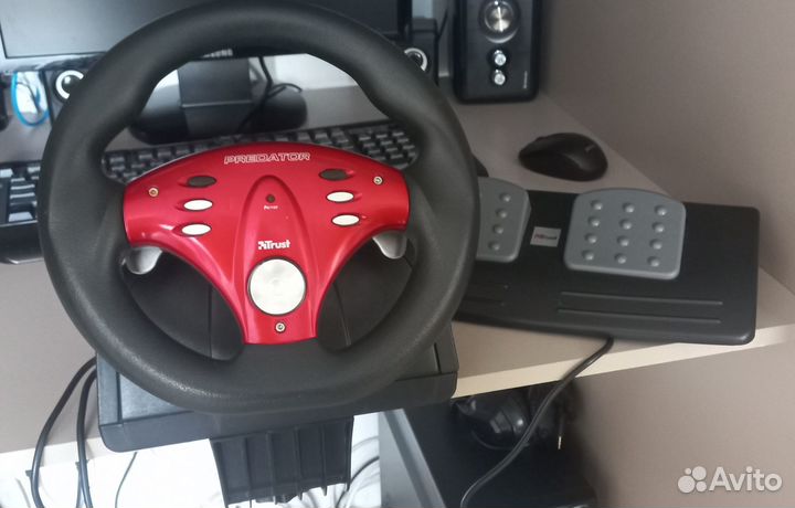 Игровой руль с педалями