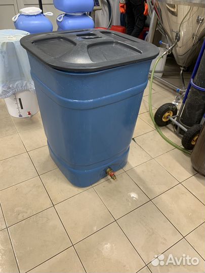 Бак для воды, бочка, фляга, емкость