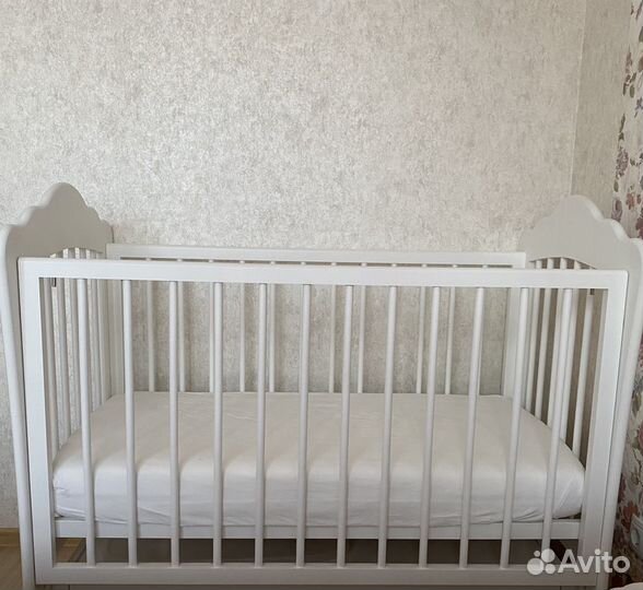 Детская кровать с матрасом и простыней и выдвижным