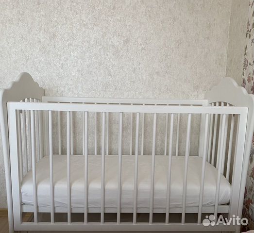 Детская кровать с матрасом и простыней и выдвижным