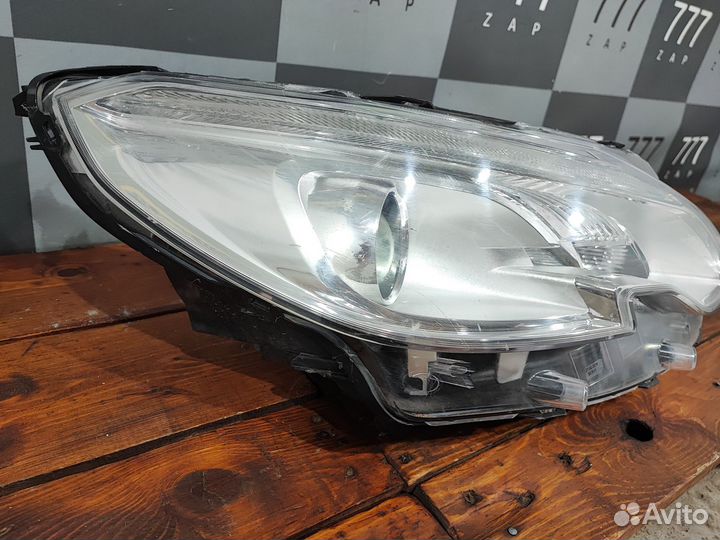 Фара правая Peugeot 2008 13-16 Б/у Оригинал