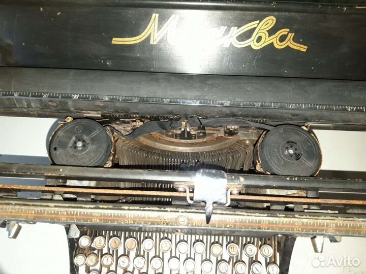 Старинная печатная машинка. Москва. СССР