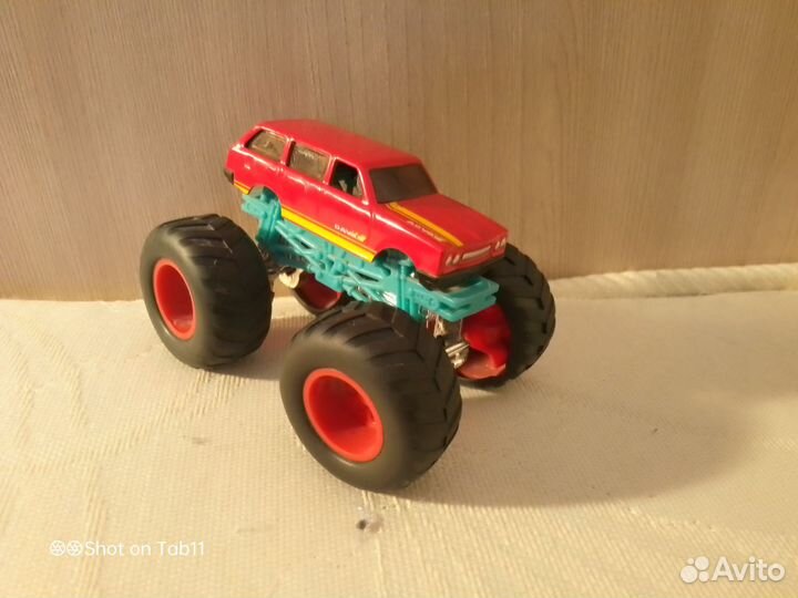 Машина поворачивается монстр трак