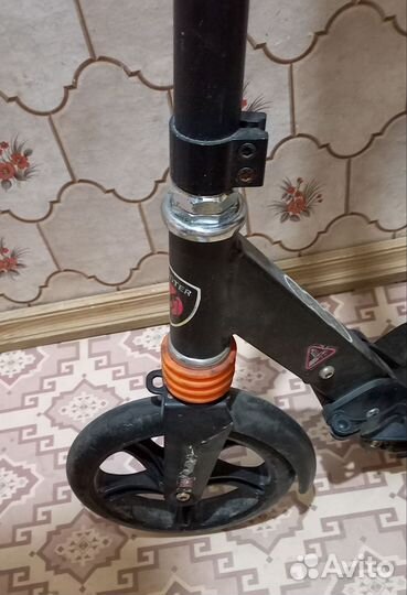 Самокат с двумя амортизаторами