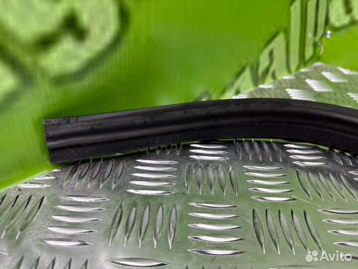 Уплотнительная резинка капота Mercedes-Benz S124