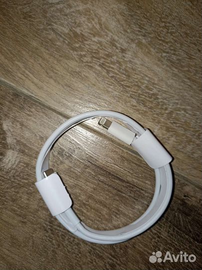 Зарядный шнур на iPhone