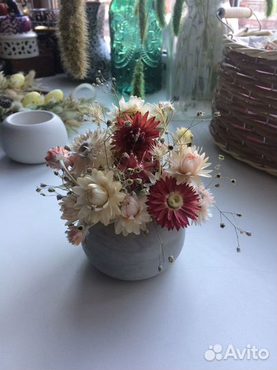 Композиция с сухоцветами в гипсовом кашпо