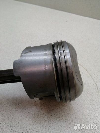 Поршень с шатуном правый Mitsubishi Diamante F31A