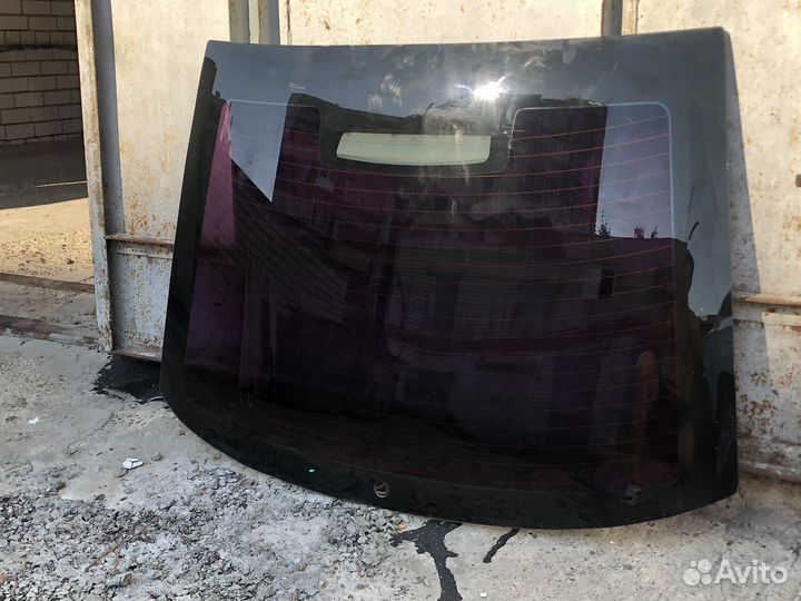Продаю заднее лобовое стекло крышки багажника