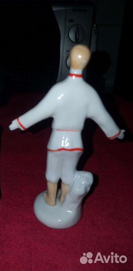 Фарфоровая статуэтка 