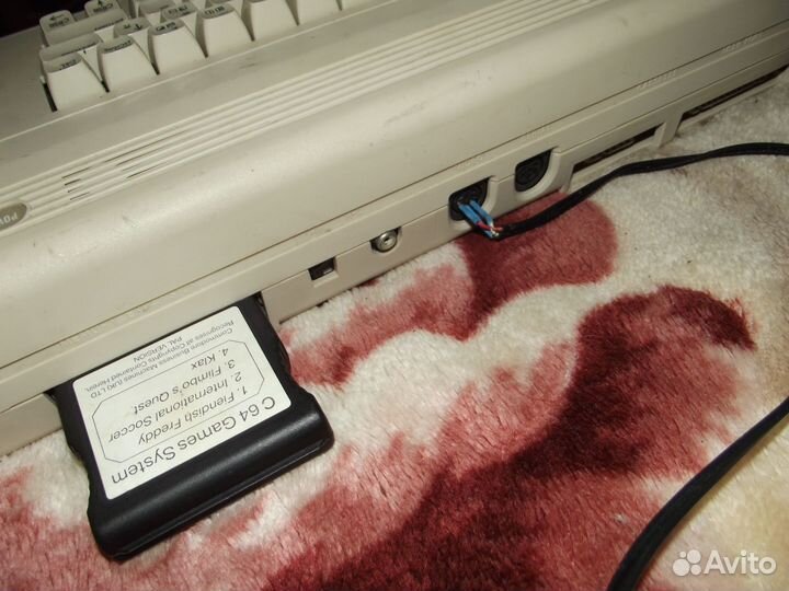 Игровая приставка Commodore 64