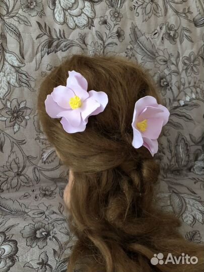 Из фоамирана. можно сделать как на резинку, заколк