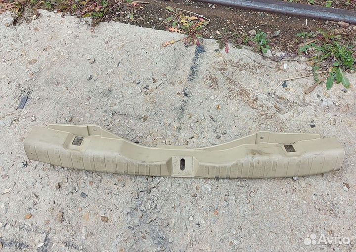 Обшивка замка крышки багажника Хонда cr v 3