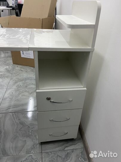 Маникюрный стол с вытяжкой