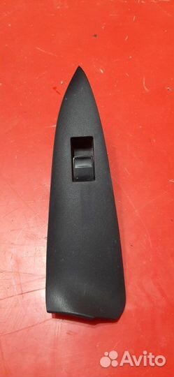 Кнопка стеклоподъемника задняя левая Toyota Rav4