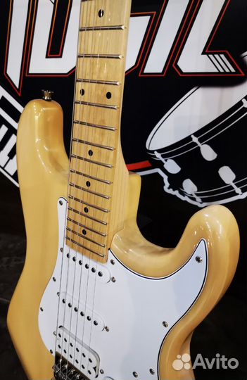 Электрогитара с аксессуарами