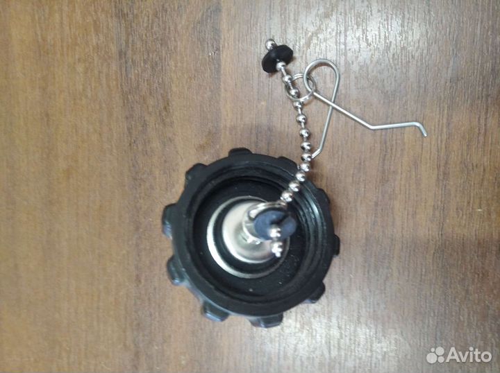 Крышка топливного бака лодочного мотора