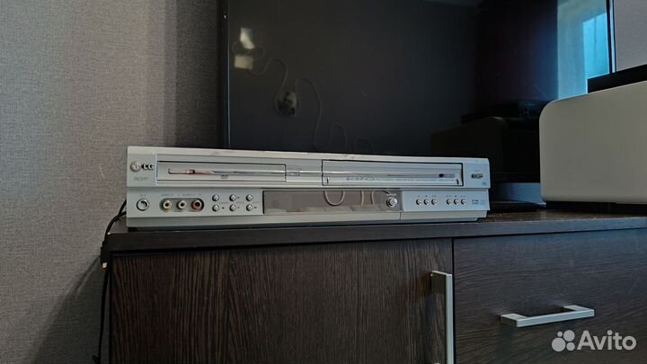 Видеомагнитофон VHS DVD