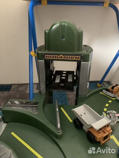 Гоночный трек с машинками