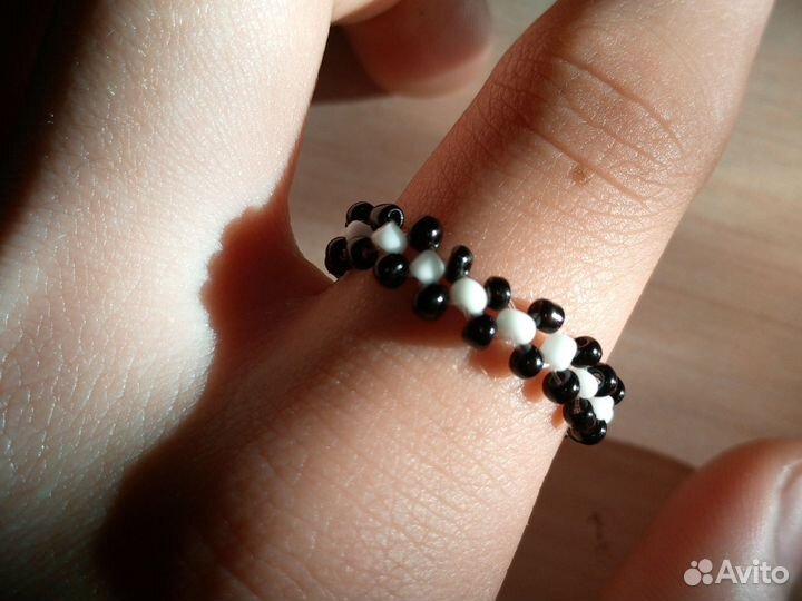 Кольцо из бисера двух цветное ручной работы