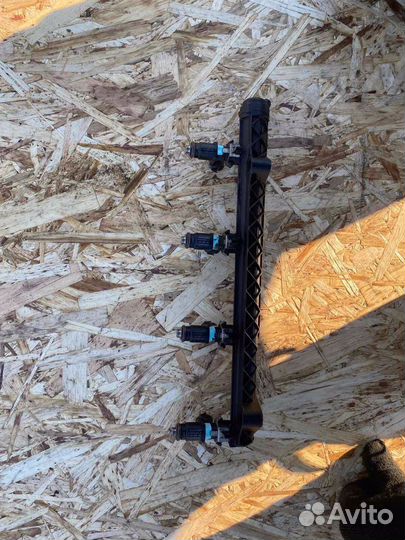 Топливная рампа в с форсунками Skoda Rapid 1.6