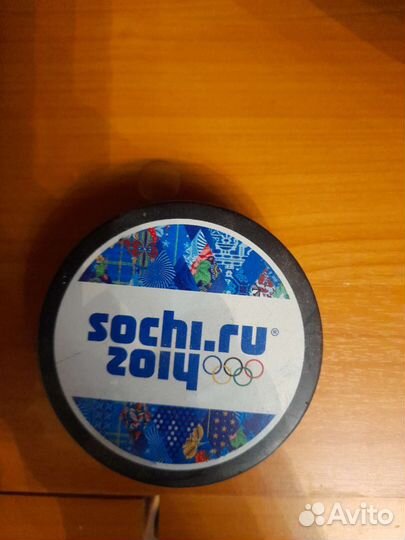 Клюшка и шайба с символикой Сочинской Олимпиады